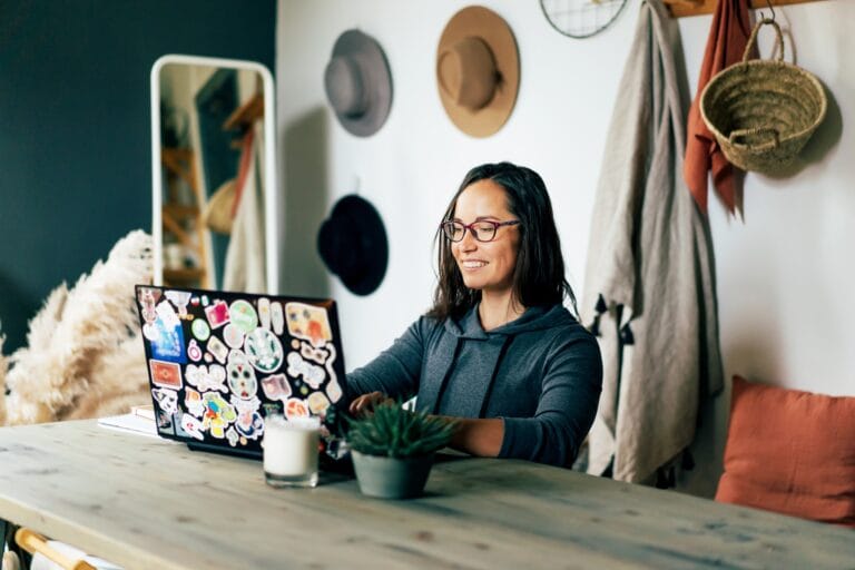 15 Best Online Side Hustles for Women in 2025: Flexible Ways to Earn More Money